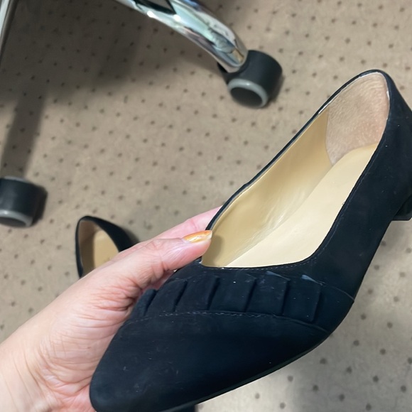 Like new pointy toed black flats - Picture 2 of 3